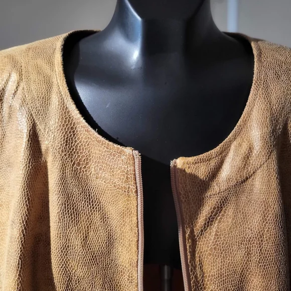 Subtle Animal Print Light Jacket - Picture 5 of 7